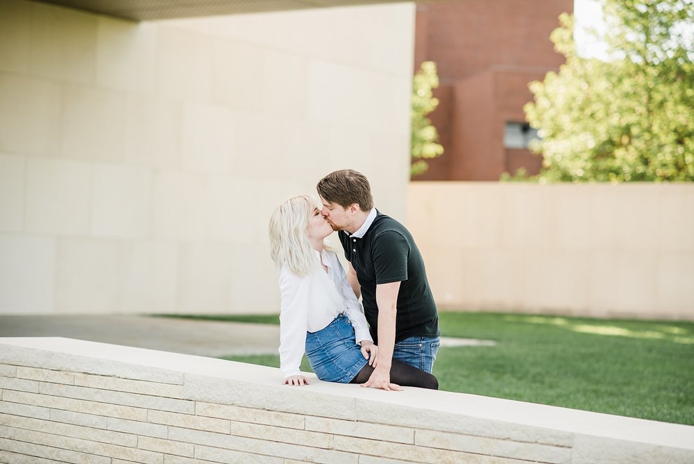 Couple kissing at Nerman Museum