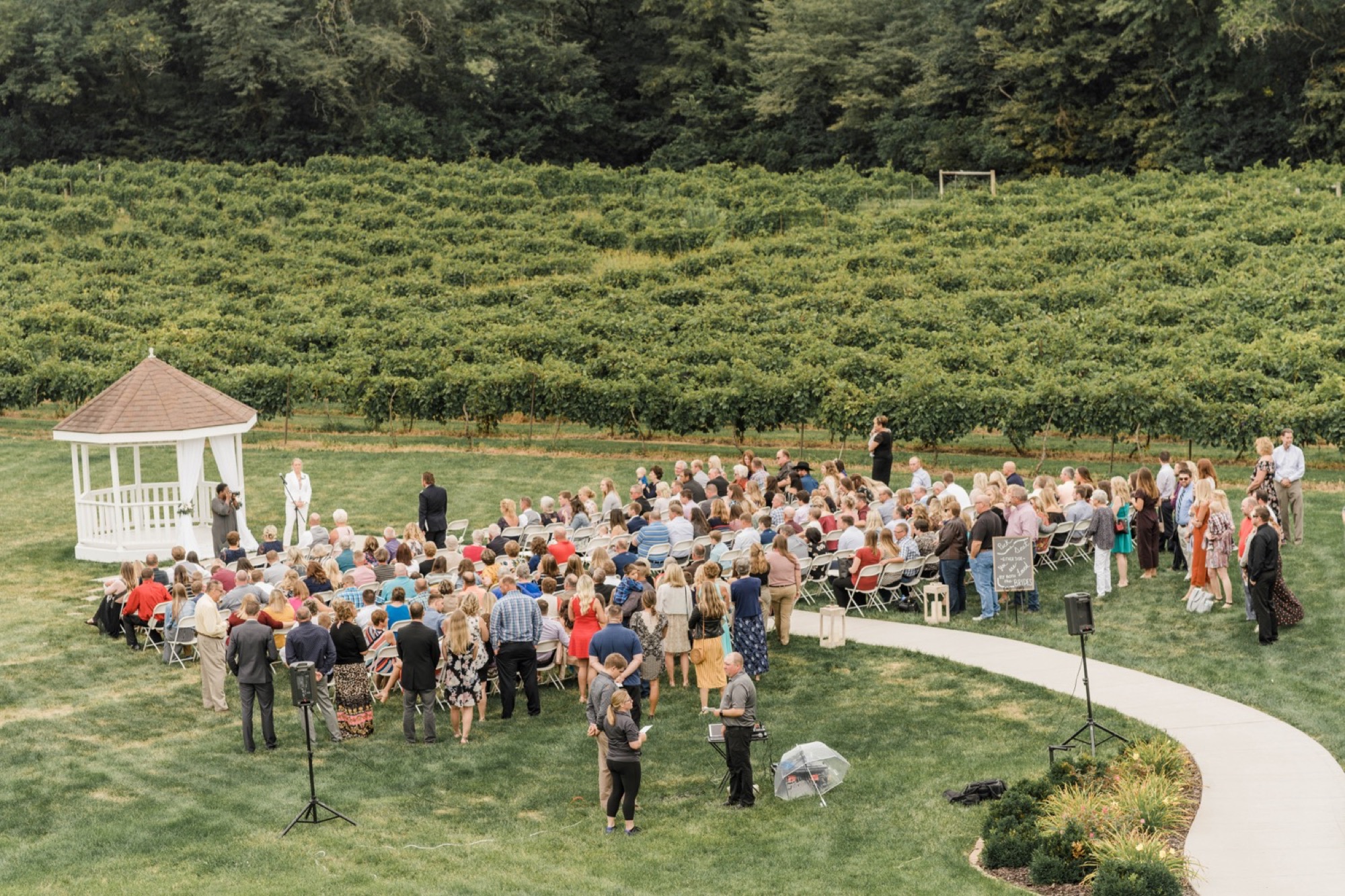 chateau at white oak outdoor ceremony location photo